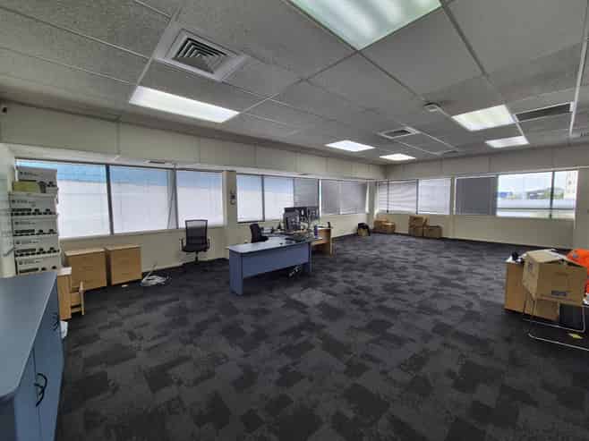 Modern level 1 office in Lincoln Manor