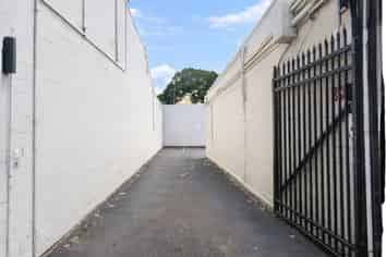 Secure single carpark 112 Main Highway