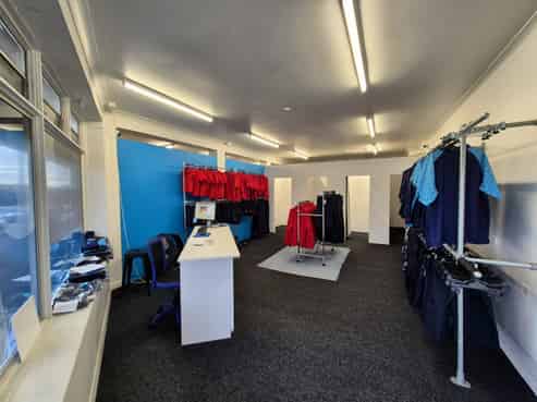 High-exposure retail on busy Great North Road