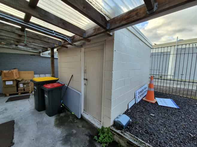 High-exposure retail on busy Great North Road