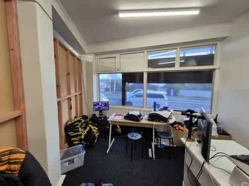 High-exposure retail on busy Great North Road