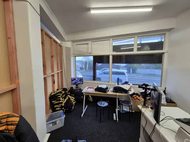 High-exposure retail on busy Great North Road