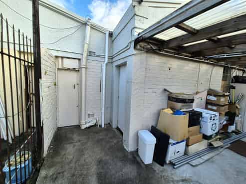 High-exposure retail on busy Great North Road