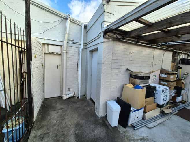 High-exposure retail on busy Great North Road