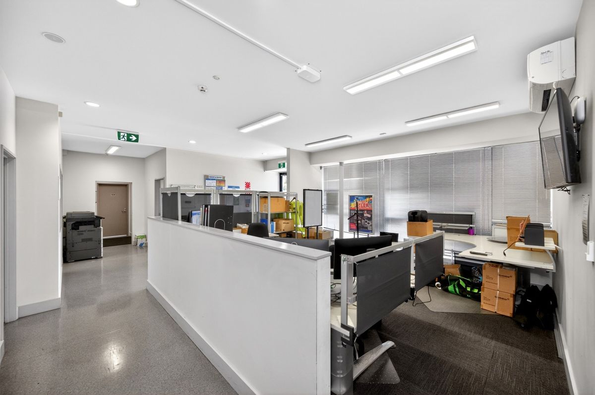 Mixed Use Central Showroom / Warehouse - Mehr