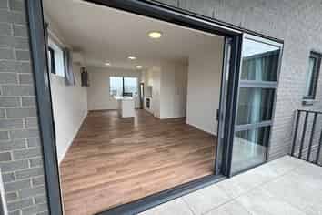 8/8 Glidepath Road, Hobsonville