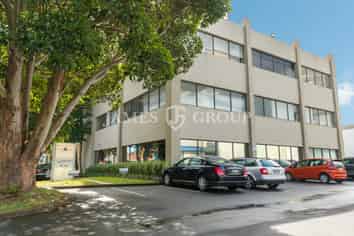 TIDY EPSOM OFFICE WITH MEETING ROOM