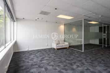 TIDY EPSOM OFFICE WITH MEETING ROOM