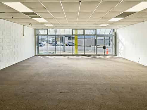 Super Central Workshop / Showroom