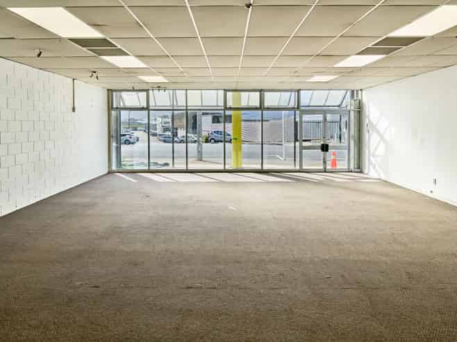 Super Central Workshop / Showroom