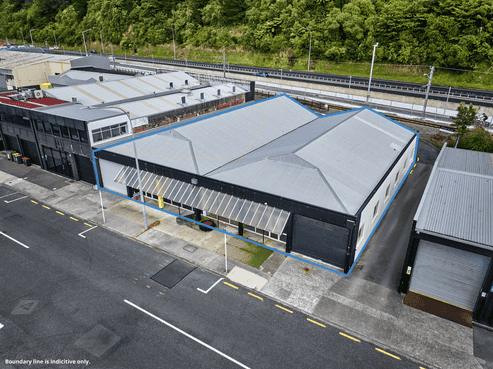 Super Central Workshop / Showroom