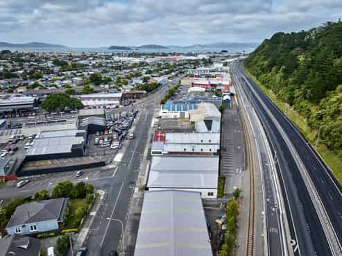 Super Central Workshop / Showroom