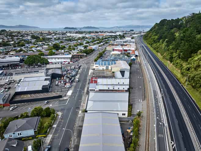 Super Central Workshop / Showroom