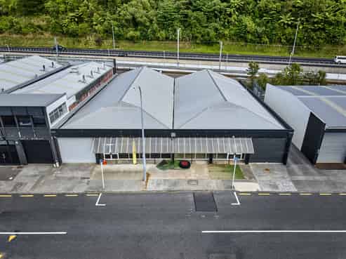 Super Central Workshop / Showroom