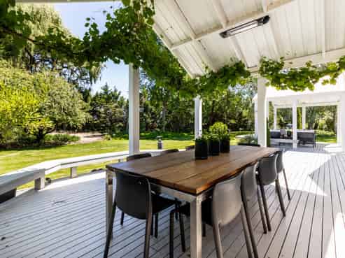 1420 Railway Road South, Hastings