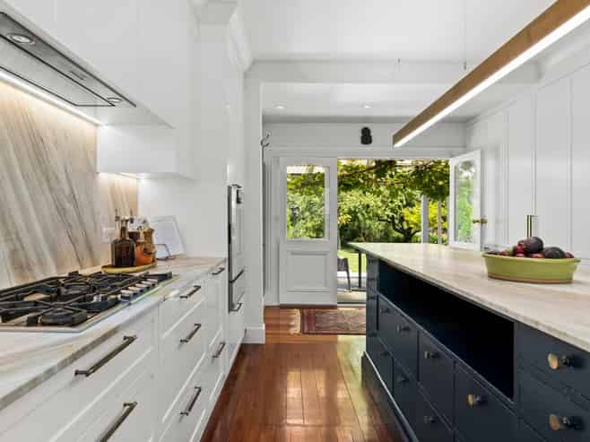 1420 Railway Road South, Hastings