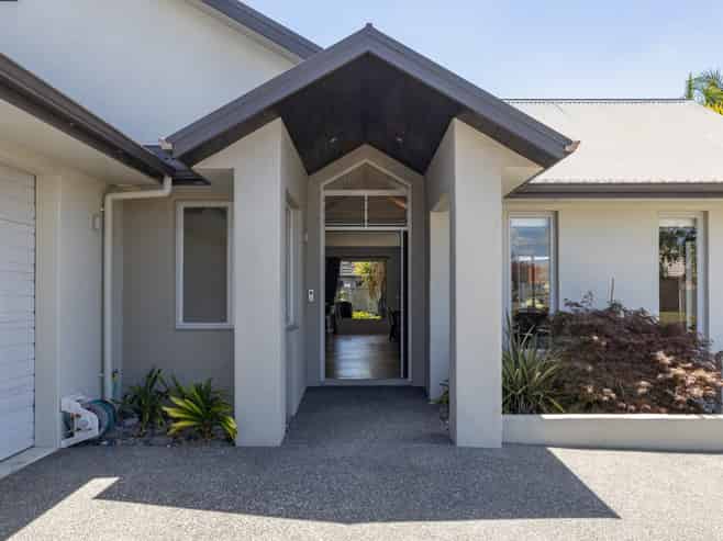 18 St James Drive, Huntington