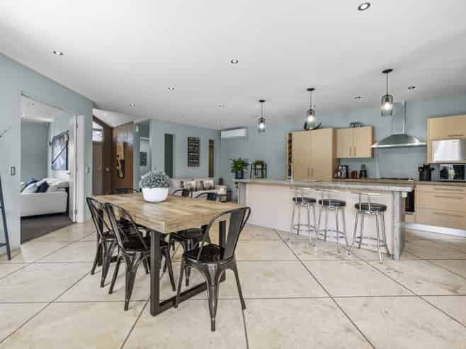 18 St James Drive, Huntington