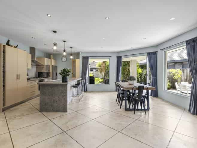 18 St James Drive, Huntington