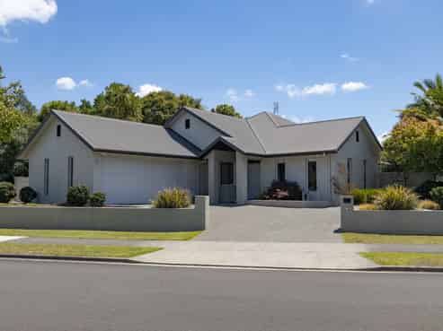 18 Saint James Drive, Huntington