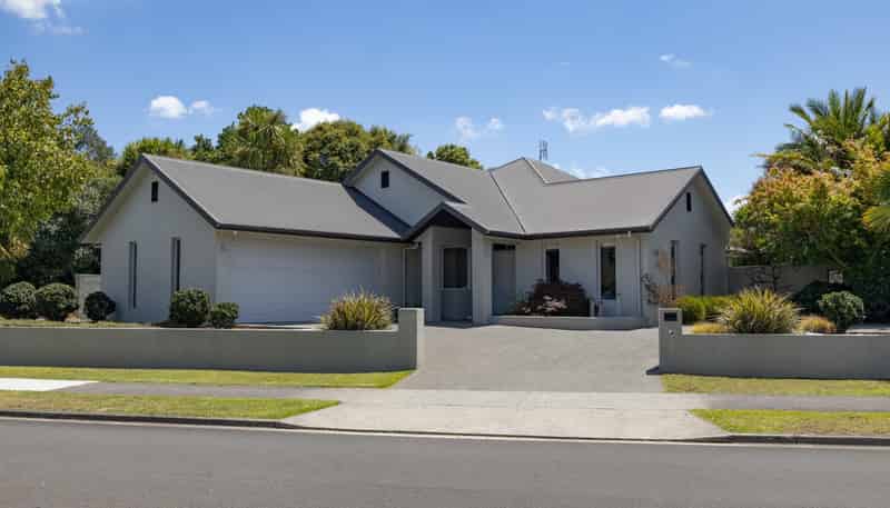 18 St James Drive, Huntington