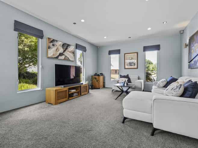 18 St James Drive, Huntington