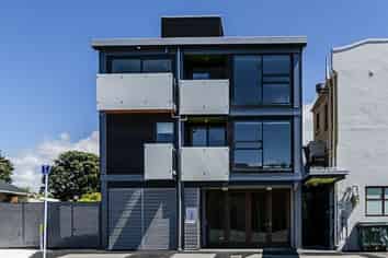 2/43 Tory Street, Petone