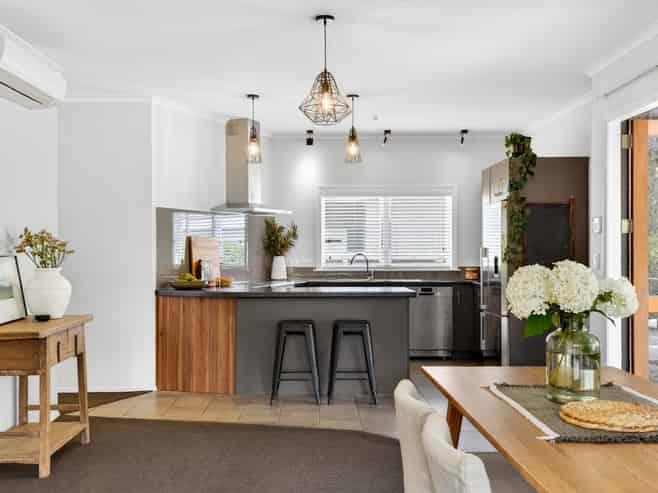 913 Lawrence Street, Akina