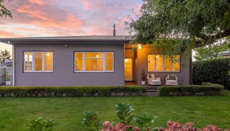 913 Lawrence Street, Akina