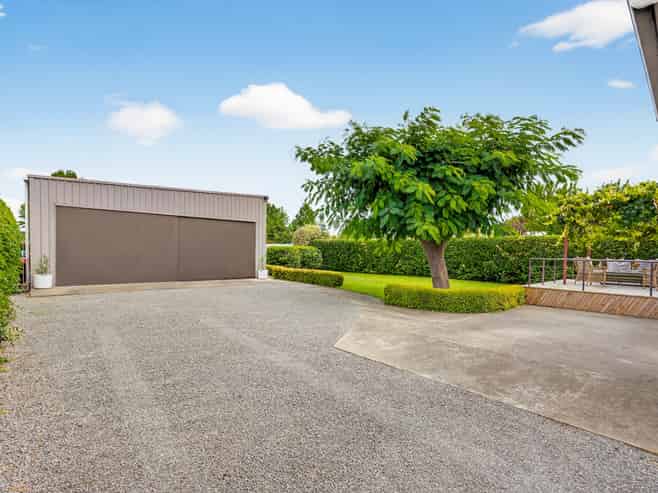 913 Lawrence Street, Akina