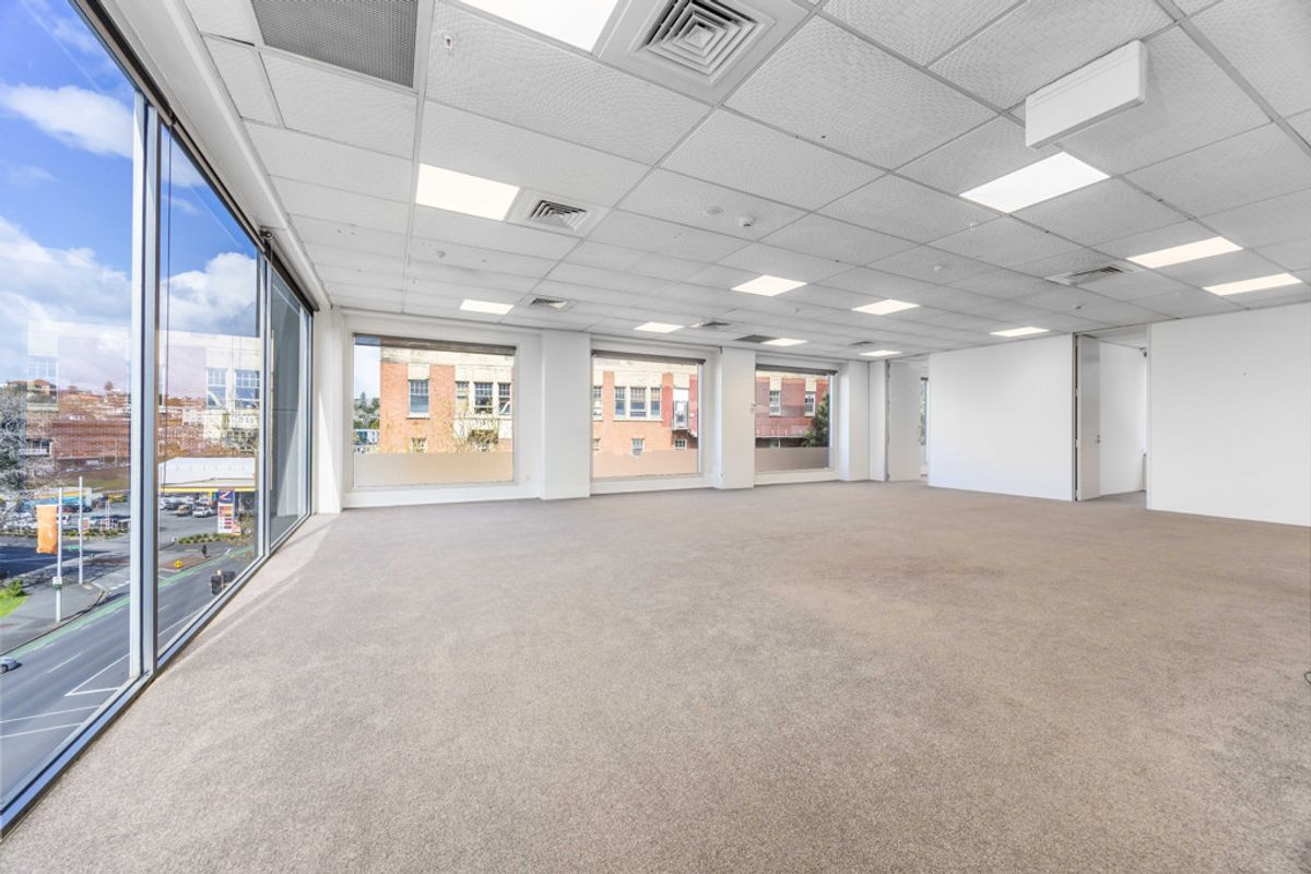 Prime Full-Floor Space with Limitless Opportunity - Więcej