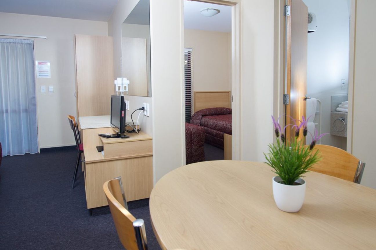High Profile - 25 Unit Motel - $400K+ 4yr Avg. NP - Visning 4