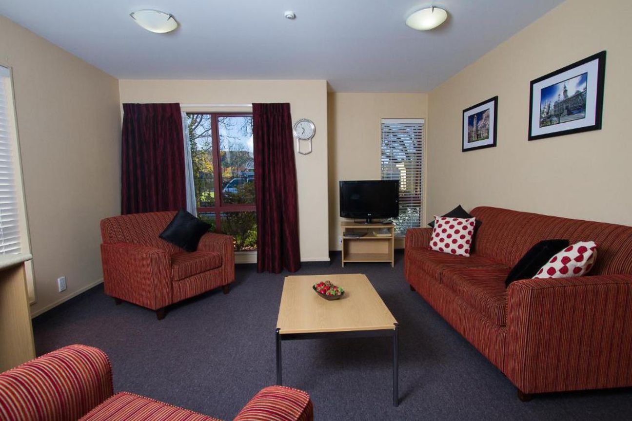 High Profile - 25 Unit Motel - $400K+ 4yr Avg. NP - Flere