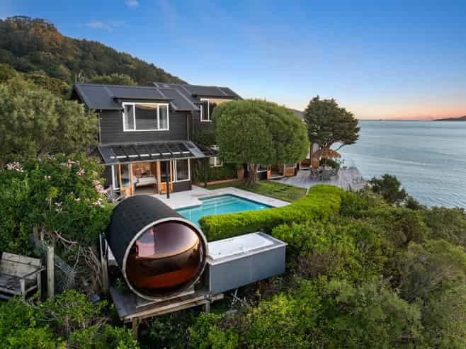 1 Rangiuru Road, Mahina Bay, Eastbourne