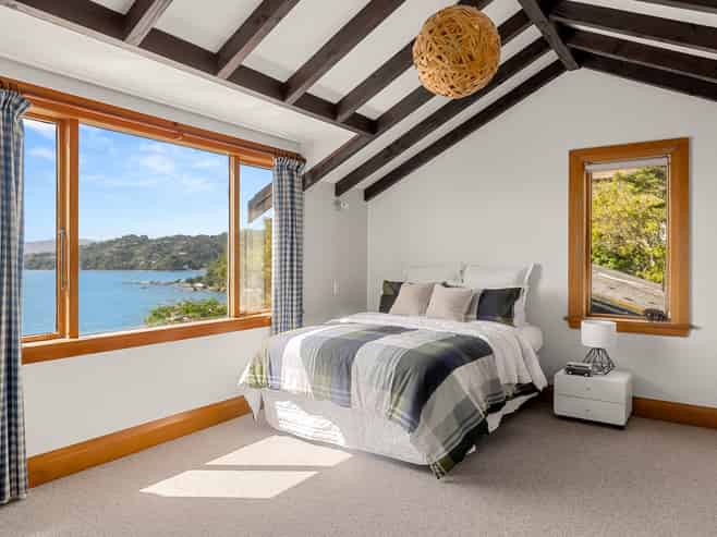 1 Rangiuru Road, Mahina Bay, Eastbourne