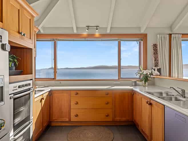 1 Rangiuru Road, Mahina Bay, Eastbourne