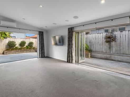 1 Parahaki Street, Regent