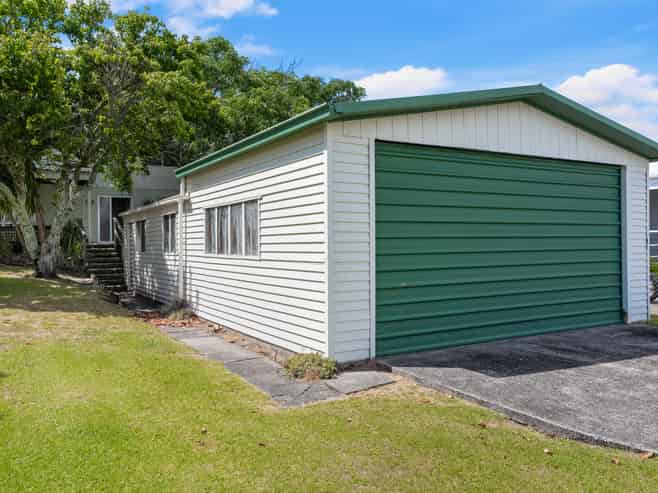 100 Charleston Avenue, Whangamata