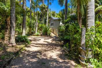 2 Te Toki Road, Palm Beach