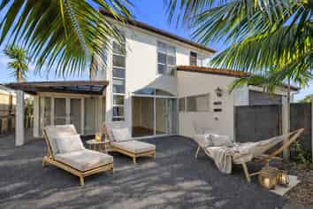 2/13 Stoneleigh Court, Sunnynook