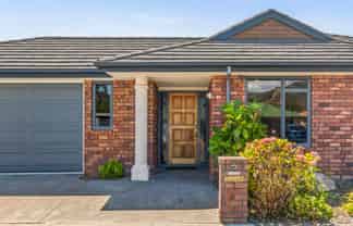 2 Dayman Way, The Wood