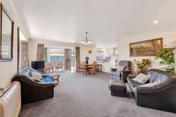 2 Dayman Way, The Wood