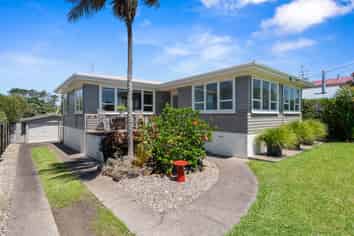 1359  Whangaparaoa Road, Army Bay