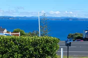 1359  Whangaparaoa Road, Army Bay