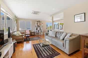 1359  Whangaparaoa Road, Army Bay