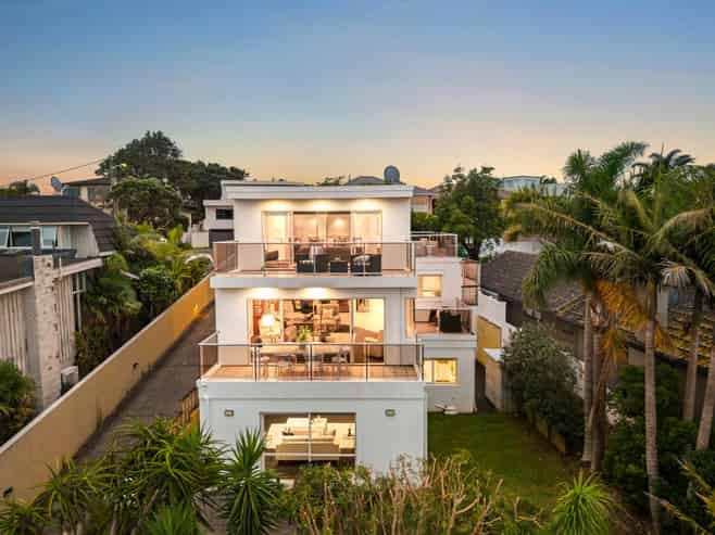 2/25 Churchill Road, Murrays Bay