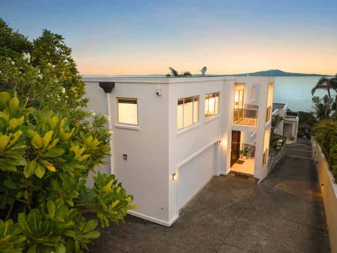 2/25 Churchill Road, Murrays Bay