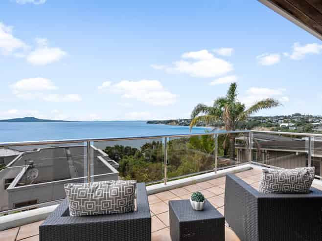 2/25 Churchill Road, Murrays Bay