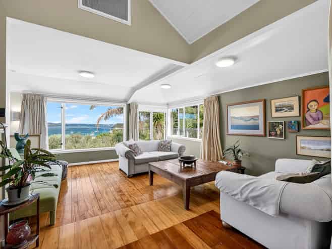 8 Robertson Street, Russell