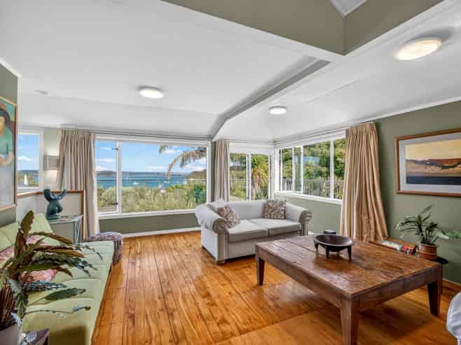 8 Robertson Street, Russell